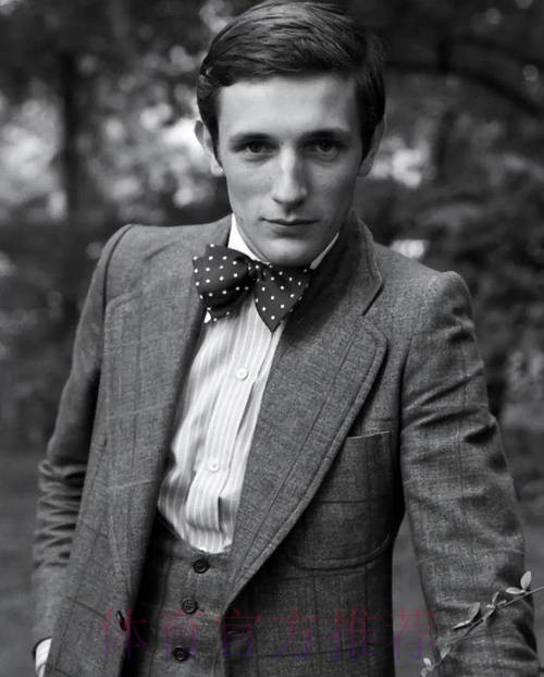 老佛爷-有俱乐部20年内向裁判支付800万 这不正常